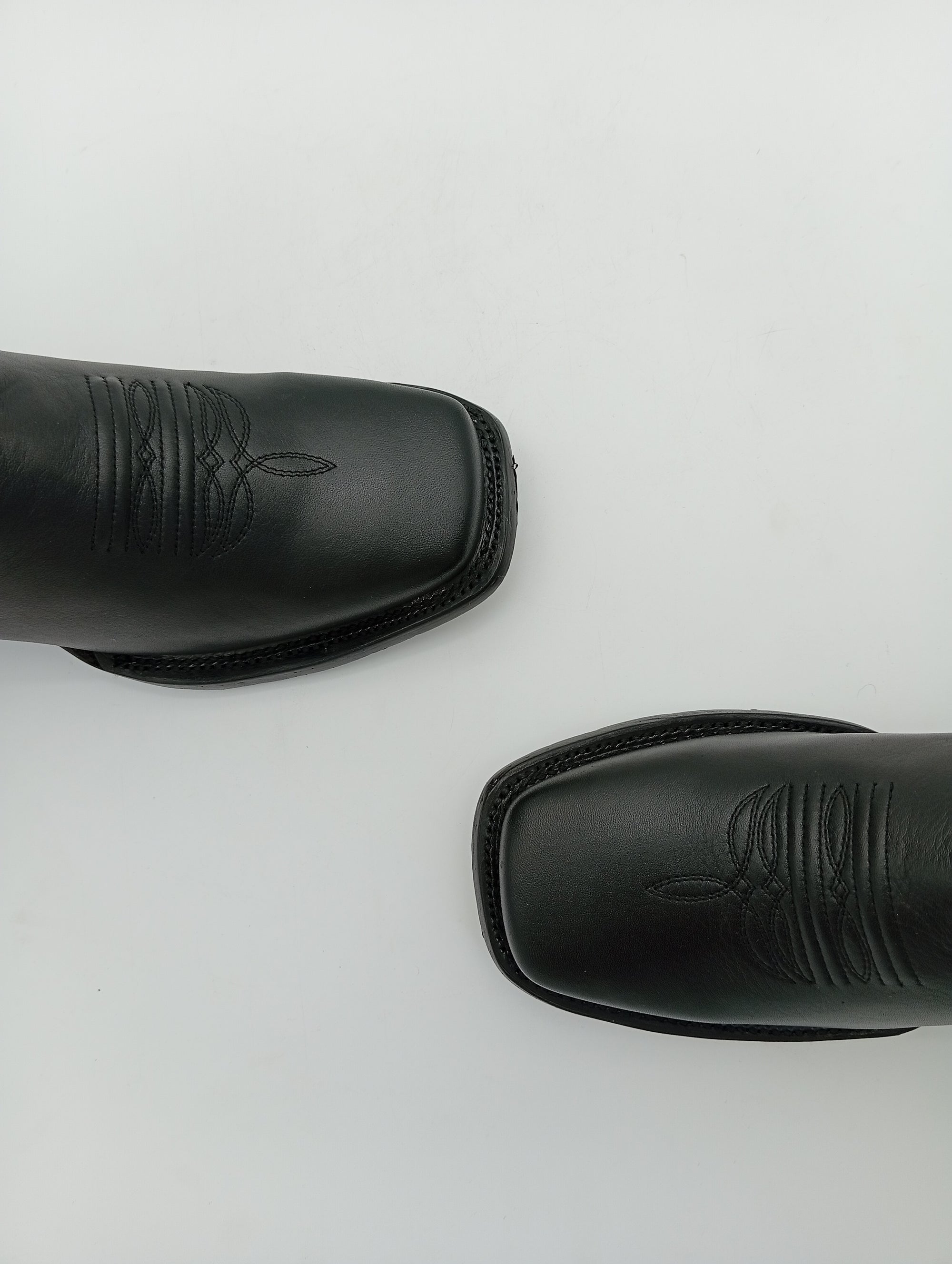 BOTA NOKOTA HORSE BULL DOG LISA NEGRA SUELA DE CUERO DAMA