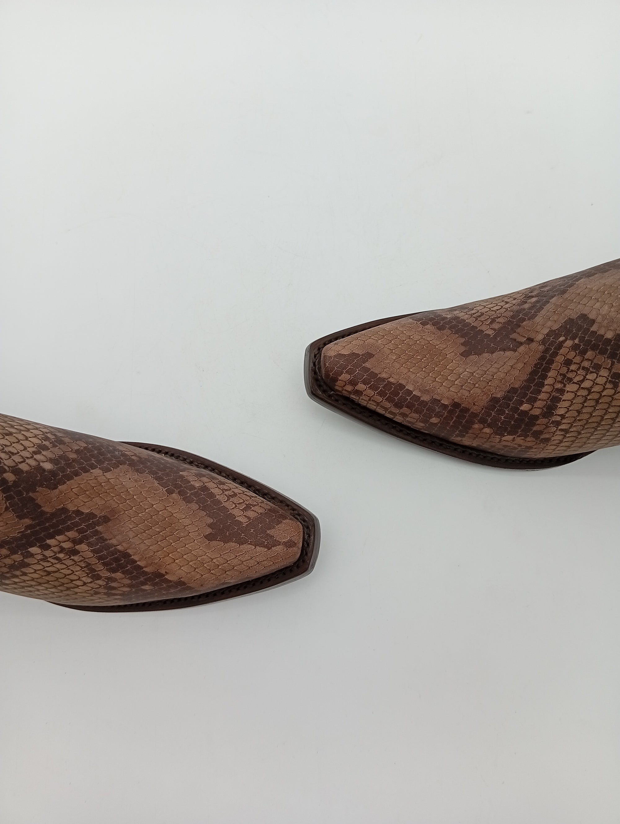 BOTA JAR BOOTS PUNTAL COBRA TAUPE TACON CUBANO DAMA